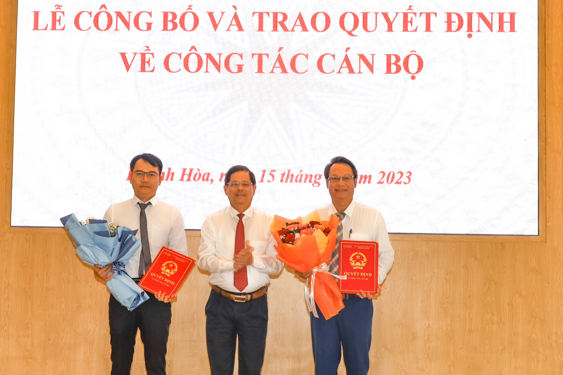 Nguyen Tan Tuan 동지는 Mai Huu Bao Huy 동지와 Nguyen Xuan Hai 동지에게 임명 결정을 전달했습니다.