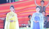 Miss Do Thi Ha und Thanh Thuy führen in Tuy Hoa ein traditionelles Ao Dai auf