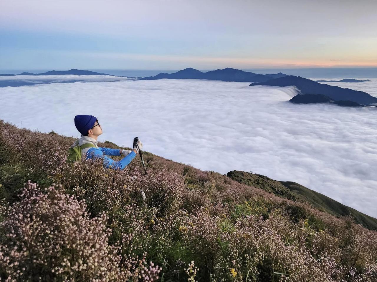 Temporada de flores de chi pau en el brumoso y nublado pico Ta Chi Nhu en Yen Bai