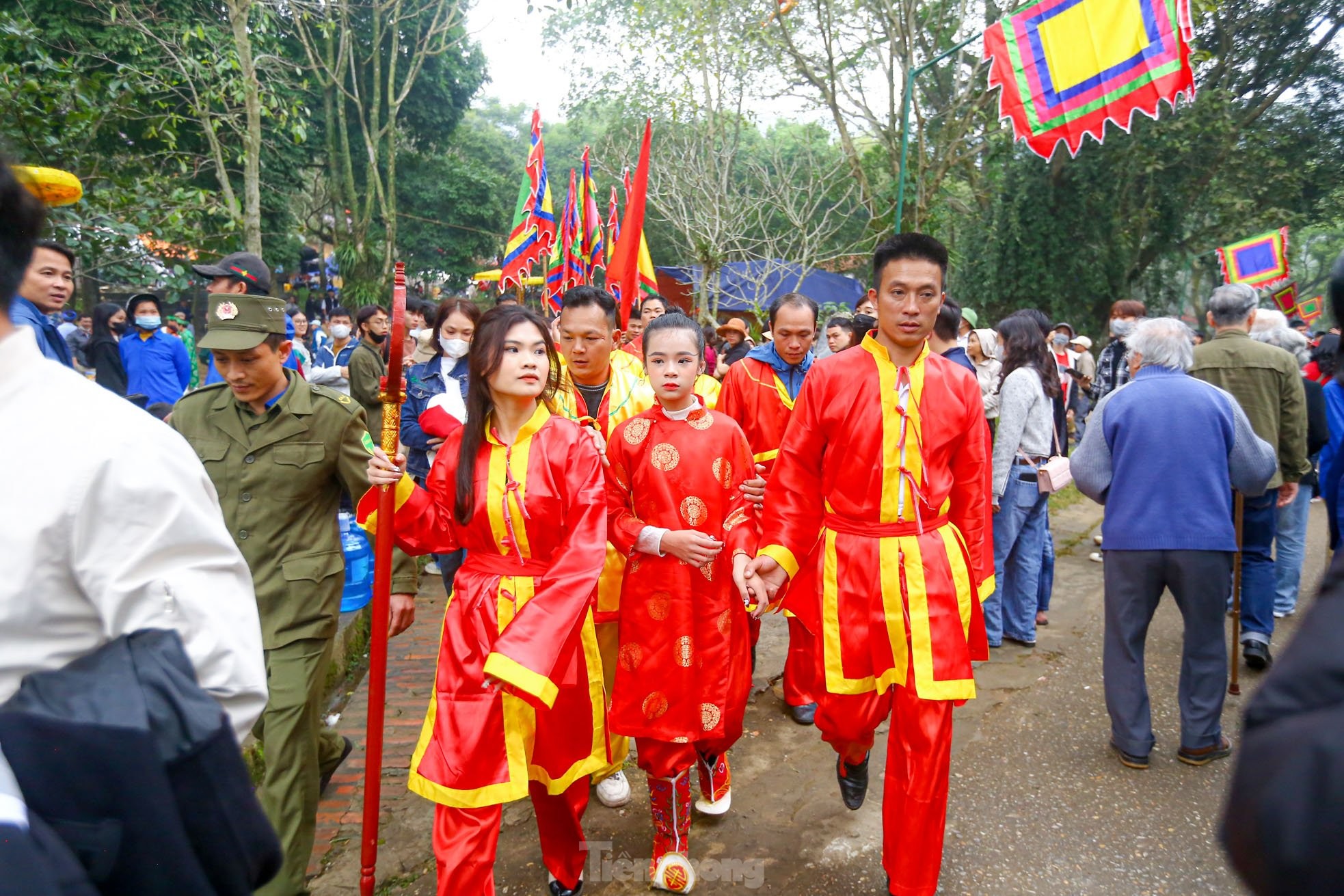 មនុស្ស​ម្នា​ប្រកួត​គ្នា​ដើម្បី​ផ្តល់​សំណាង​ដល់​ឧត្តមសេនីយ៍​ស្រី​អាយុ​១១​ឆ្នាំ​ក្នុង​ពិធីបុណ្យ Gióng រូបថត​ទី១០