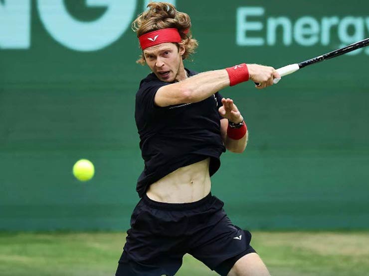 El tenista ruso Rublev ganó el derecho a jugar los cuartos de final del Abierto de Halle.