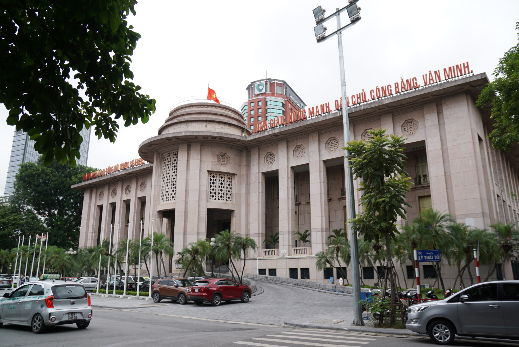 State bank withdraws nearly 10,000 billion dong from the market