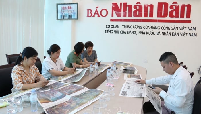 Báo Nhân dân tặng 1.000 phụ san tranh panorama 'Chiến dịch Điện Biên Phủ' cho bạn đọc tại Hà Nam