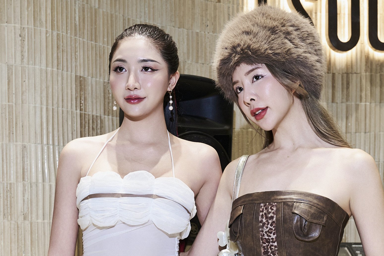 Tata Yosita (コンテンツ クリエーター) と Chompu Sasi Ngiunwan (ミス グランド チェンライ).jpg