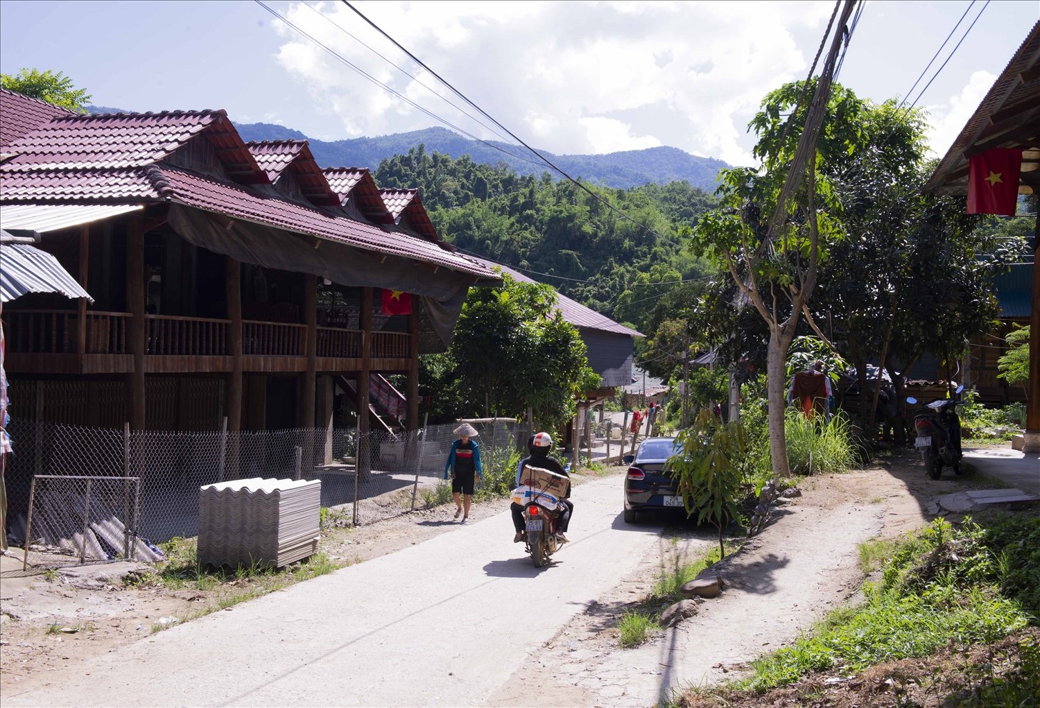 Đường nông thôn ở Nậm Cầy khang trang, sạch đẹp.