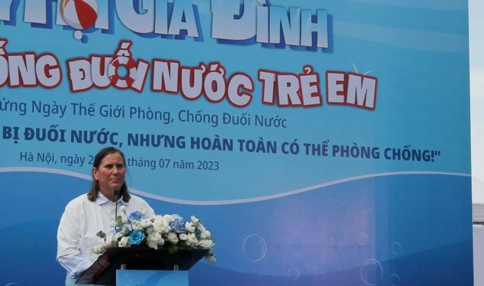 Bà Kelly Larson, Giám đốc chương trình An toàn Giao thông đường bộ và phòng chống đuối nước, Quỹ từ thiện Bloomberg Hoa Kỳ phát biểu tại sự kiện