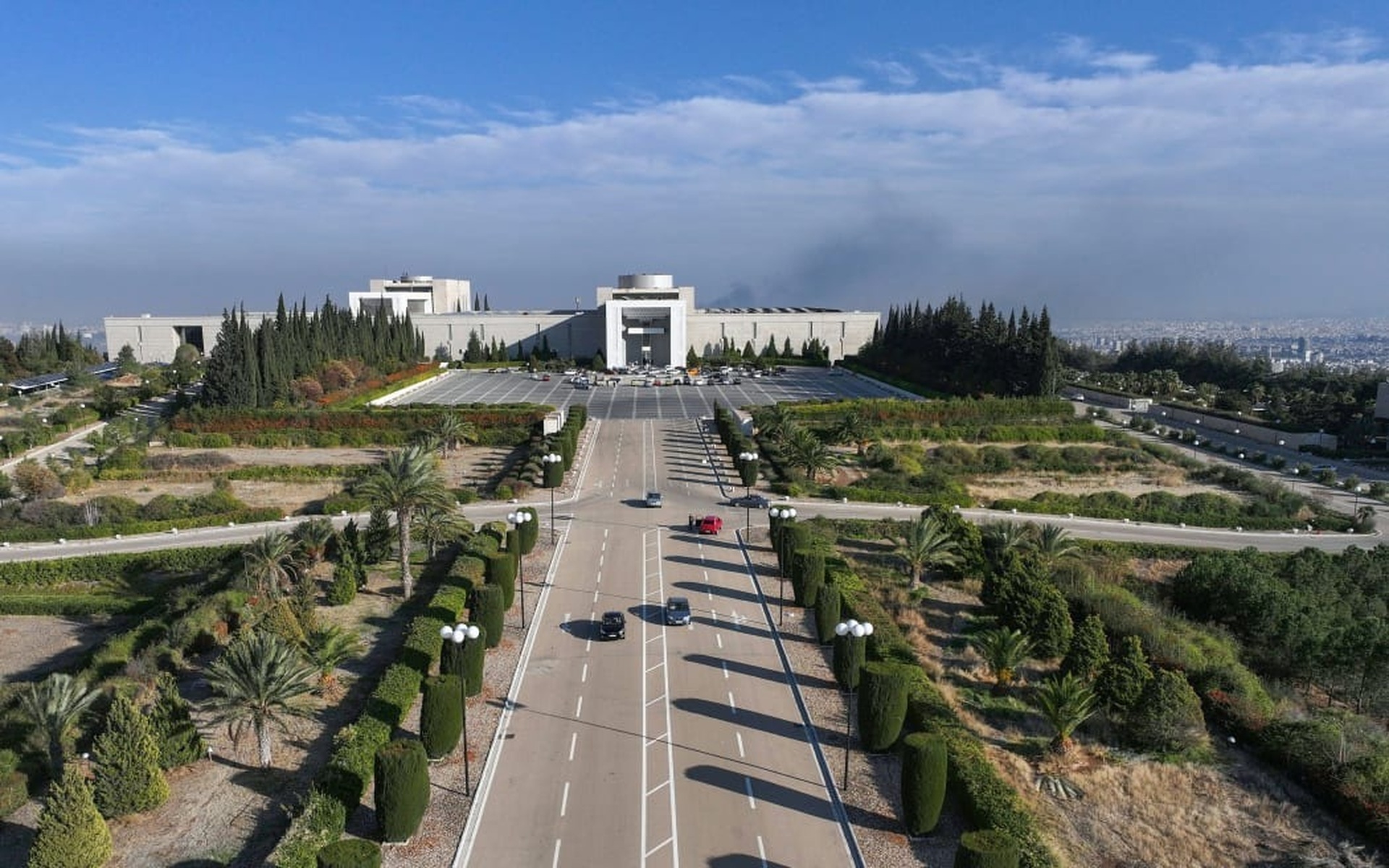 Bên trong dinh tổng thống Syria bị xới tung - 2