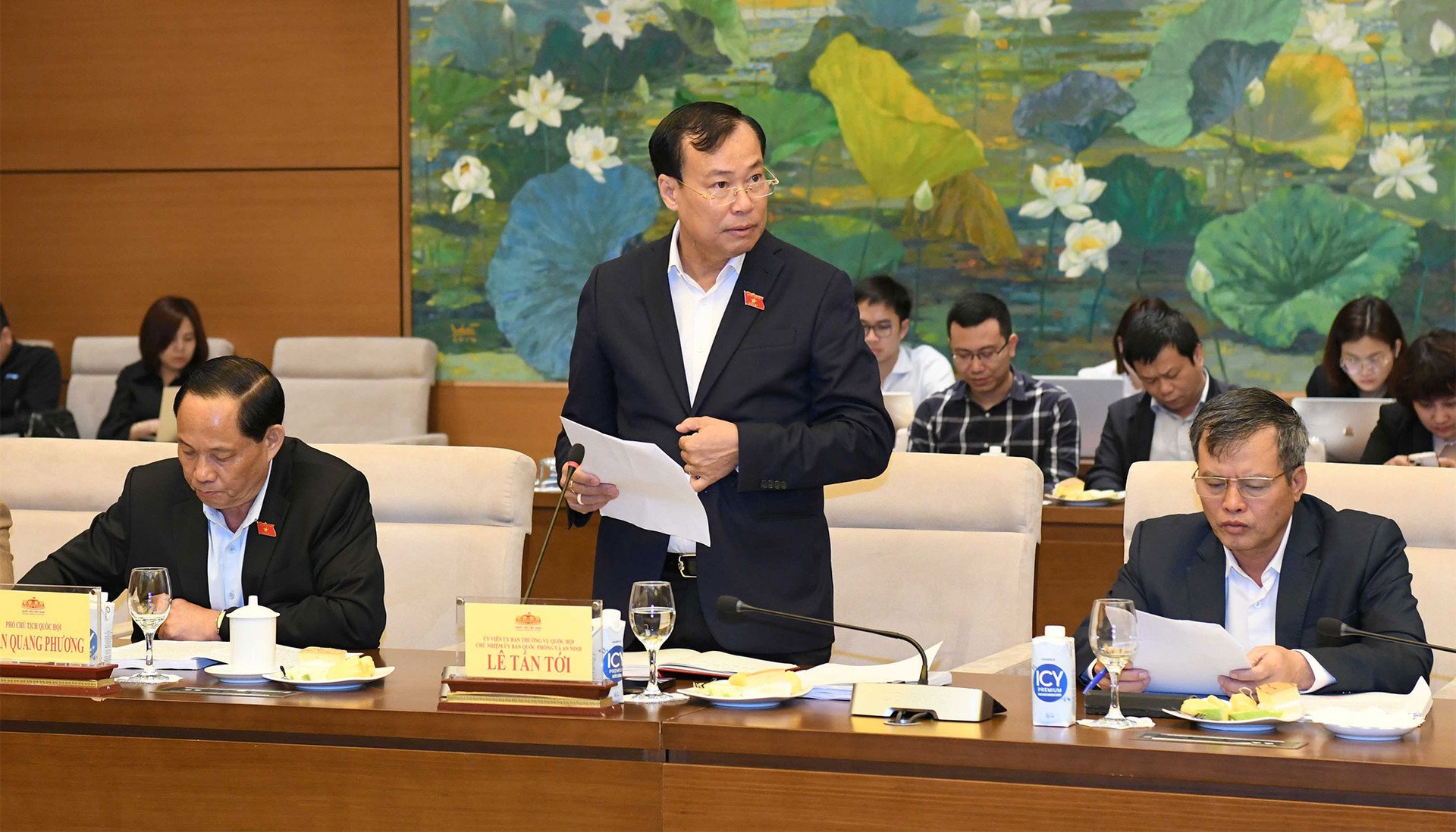 Le président de l'Assemblée nationale, Vuong Dinh Hue, a présidé une séance de travail sur le projet de loi sur l'industrie de la défense nationale, la sécurité et la mobilisation industrielle -0