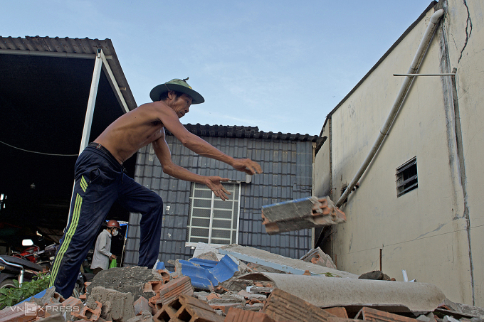 La gente derriba sus casas para preparar el terreno para la entrega del proyecto de la carretera de circunvalación número 3 de la ciudad de Ho Chi Minh. Foto: Thanh Tung