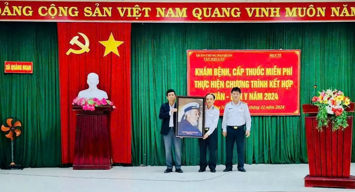 Vùng 3 Hải quân khám, cấp phát thuốc miễn phí cho nhân dân