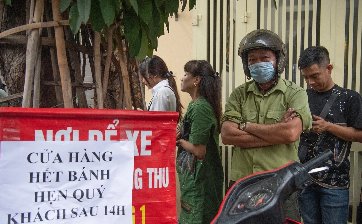 Hà Nội: Xếp hàng dưới trời mưa để mua bánh Trung Thu truyền thống