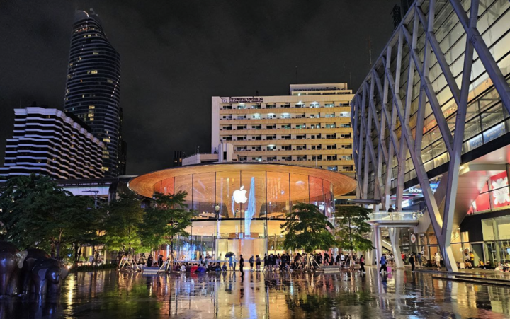 タイでは朝から夜遅くまで大雨が続いた。