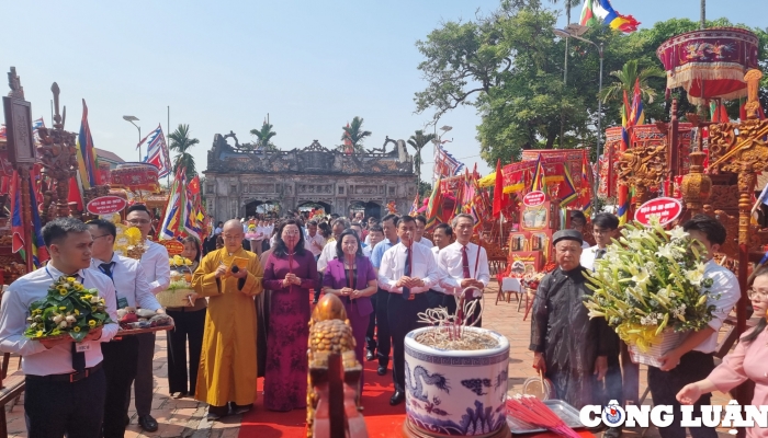 Weihrauchopferzeremonie im Nguyen-Tempel