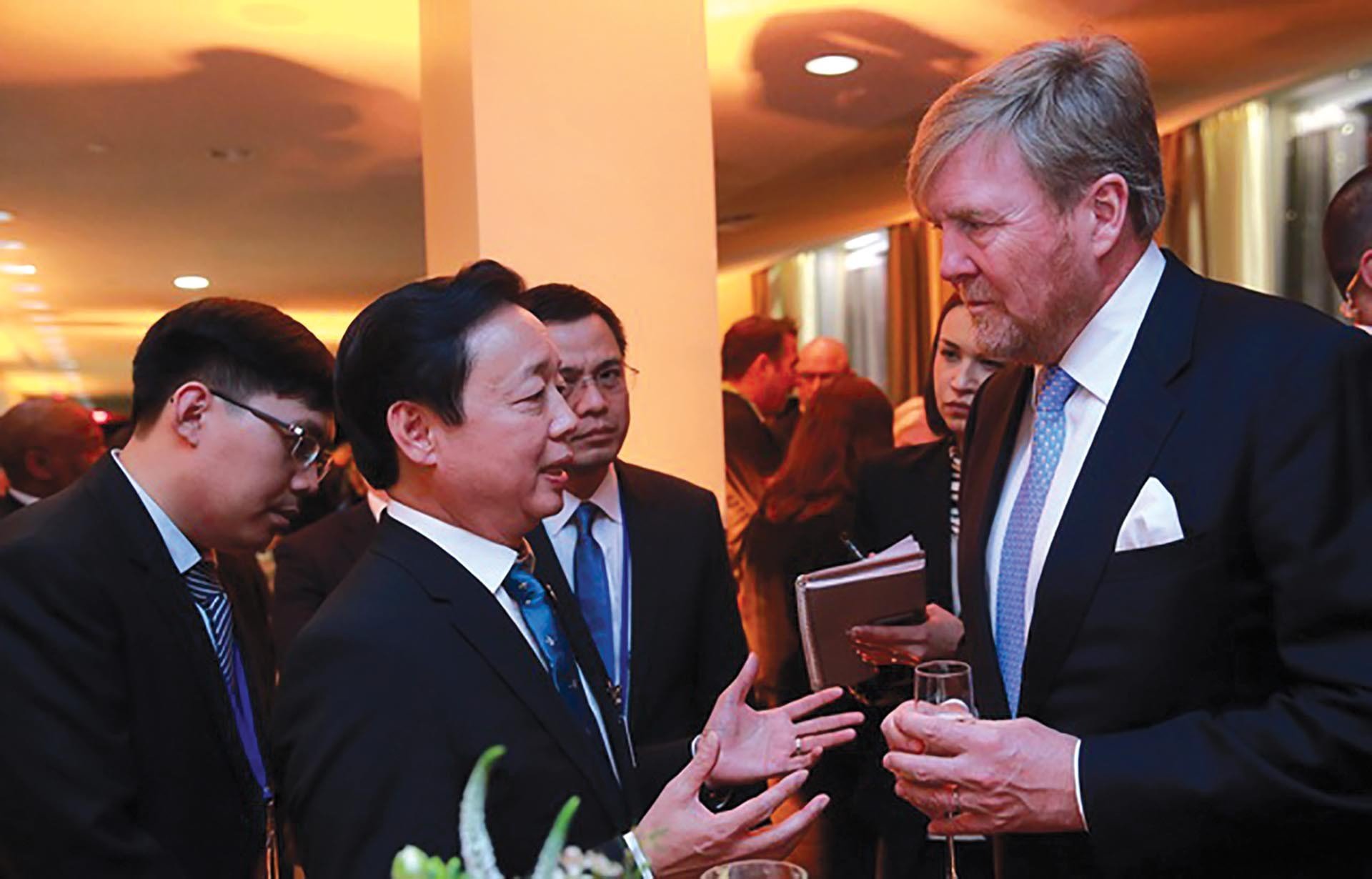 Phó Thủ tướng Trần Hồng Hà gặp Nhà vua Hà Lan Willem-Alexander Claus George Ferdinand nhân dịp dự Hội nghị của Liên hợp quốc rà soát toàn diện giữa kỳ việc thực hiện các mục tiêu trong thập kỷ hành động “Nước vì sự phát triển bền vững” giai đoạn 2018-2022 tại New York, Mỹ ngày 23/3/2023. (Nguồn: VGP)