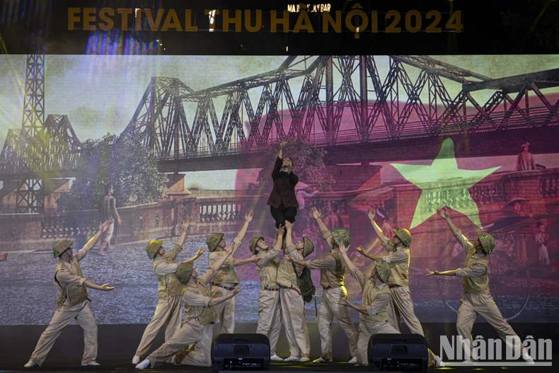 Hanoi Herbstfest 2024: Besucher sind bewegt, wenn sie historische Momente wiedererleben. Foto 1