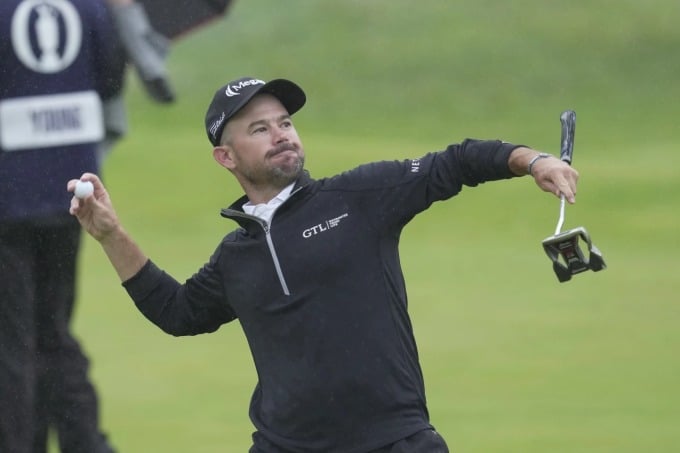 Harman throws a ball to celebrate winning the championship on the 18th green during the final round of The Open on July 23. Photo: AP