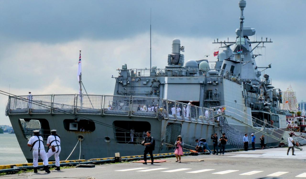 HMNZS 테 마나(Te Mana)는 뉴질랜드 왕립 해군의 두 번째 ANZAC급 구축함입니다. 구축함은 길이 118m, 폭 14.8m, 흘수 6.2m, 만재 배수량 3,600톤이며, 승무원은 178명입니다. 테마나(Te Mana)는 가스터빈 또는 디젤 터빈 추진 시스템(CODOG)을 사용하여 시속 50km 이상의 속도로 주행할 수 있으며, 최대 운항 거리는 11,000km가 넘습니다.