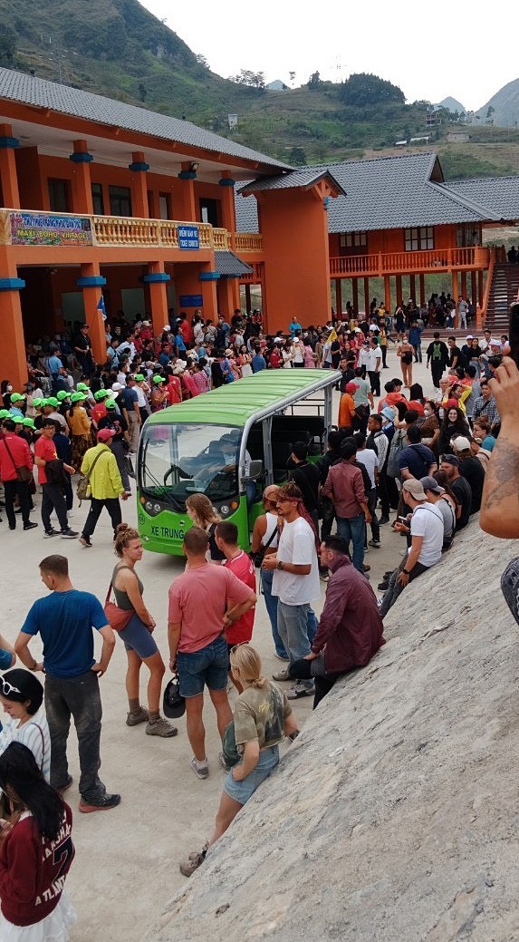 The ticket office selling tickets to visit Nho Que River was crowded with visitors on November 4. Photo: Bibi Ha Giang Loop