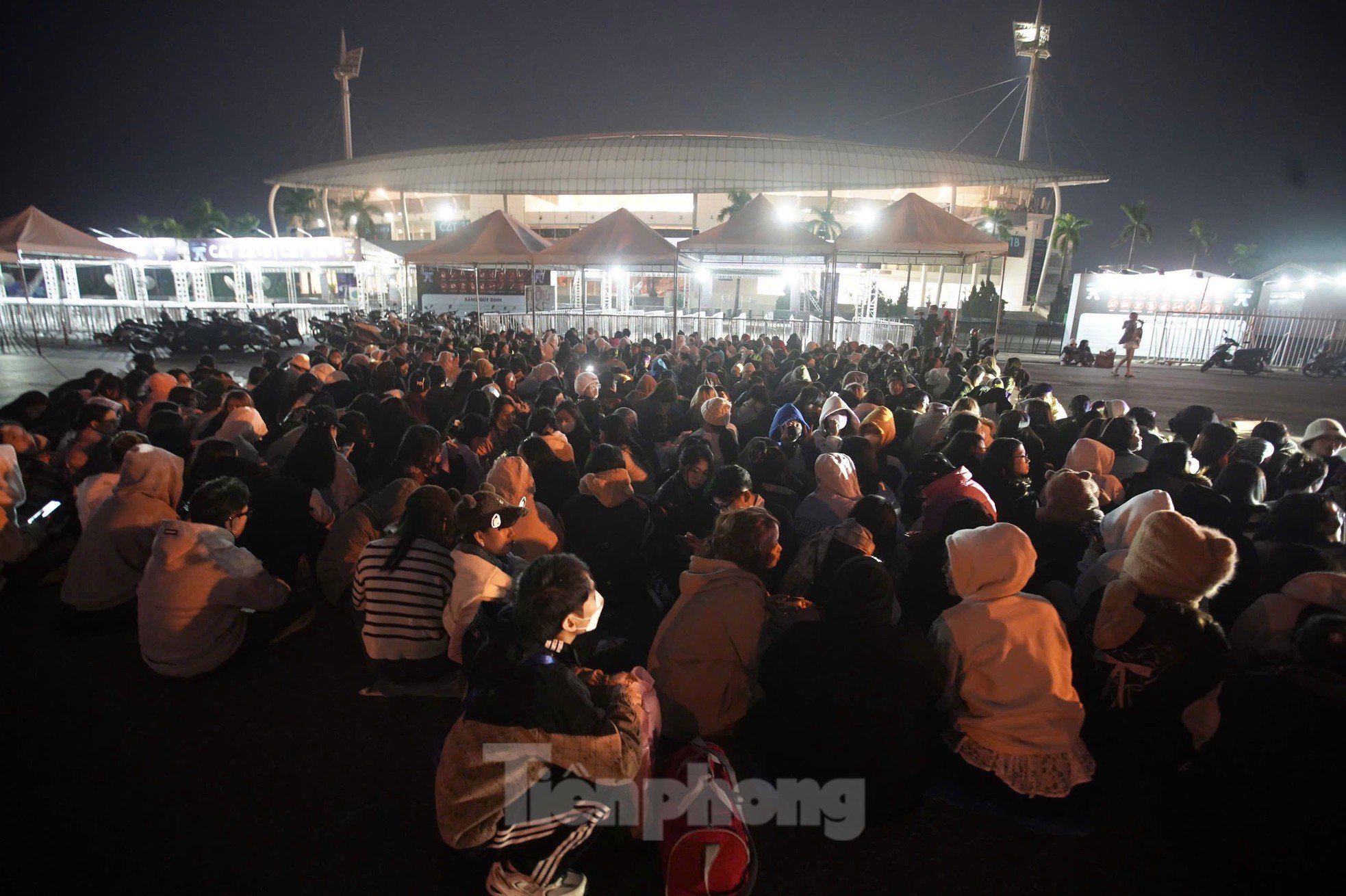 Largas filas de espectadores cubiertos con bufandas, sentados y durmiendo justo frente al Estadio My Dinh foto 4