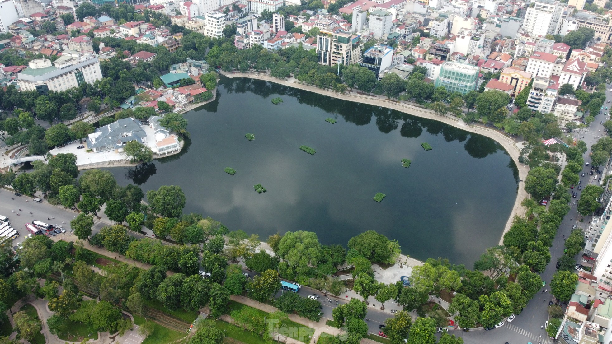 Vista panorámica del lago Thien Quang con 4 espacios abiertos a punto de finalizar la foto 1