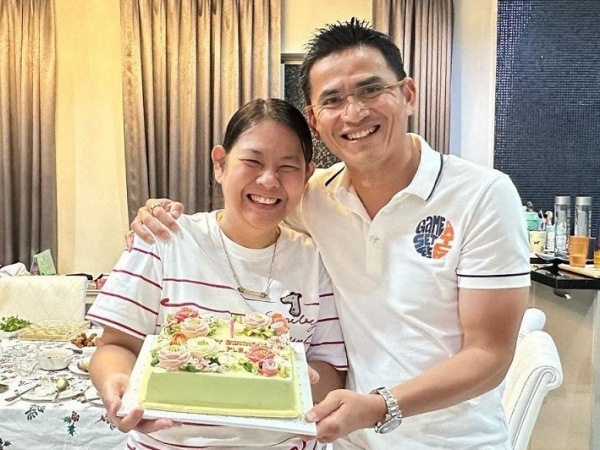 L'entraîneur Kiatisuk a joyeusement célébré l'anniversaire de sa femme et acheté du matériel d'entraînement avant de retourner au club Hoang Anh Gia Lai.