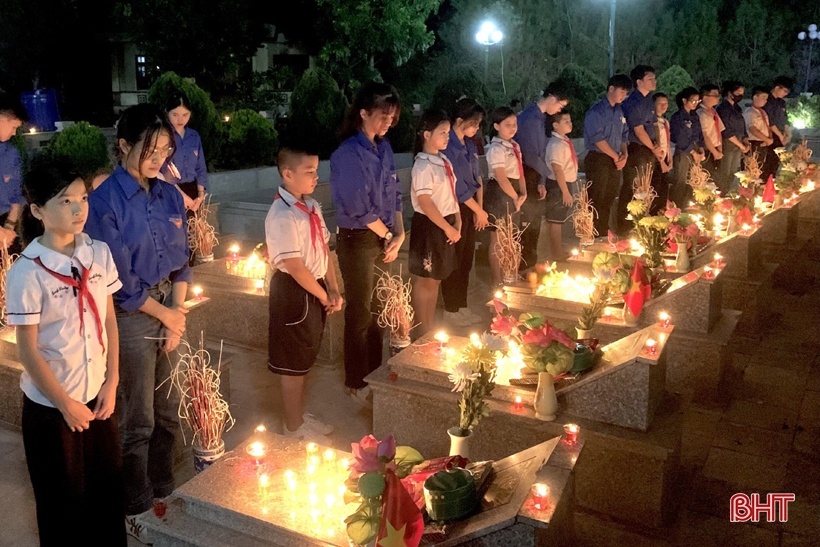 Les jeunes de Ha Tinh allument des bougies pour rendre hommage aux martyrs héroïques