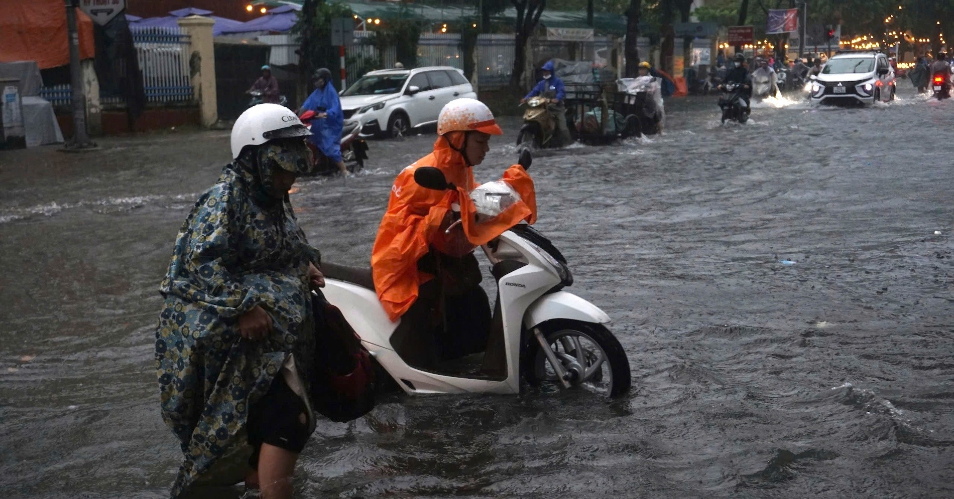 Weather forecast September 19, 2024: Storm No. 4 causes heavy rain in Central Vietnam