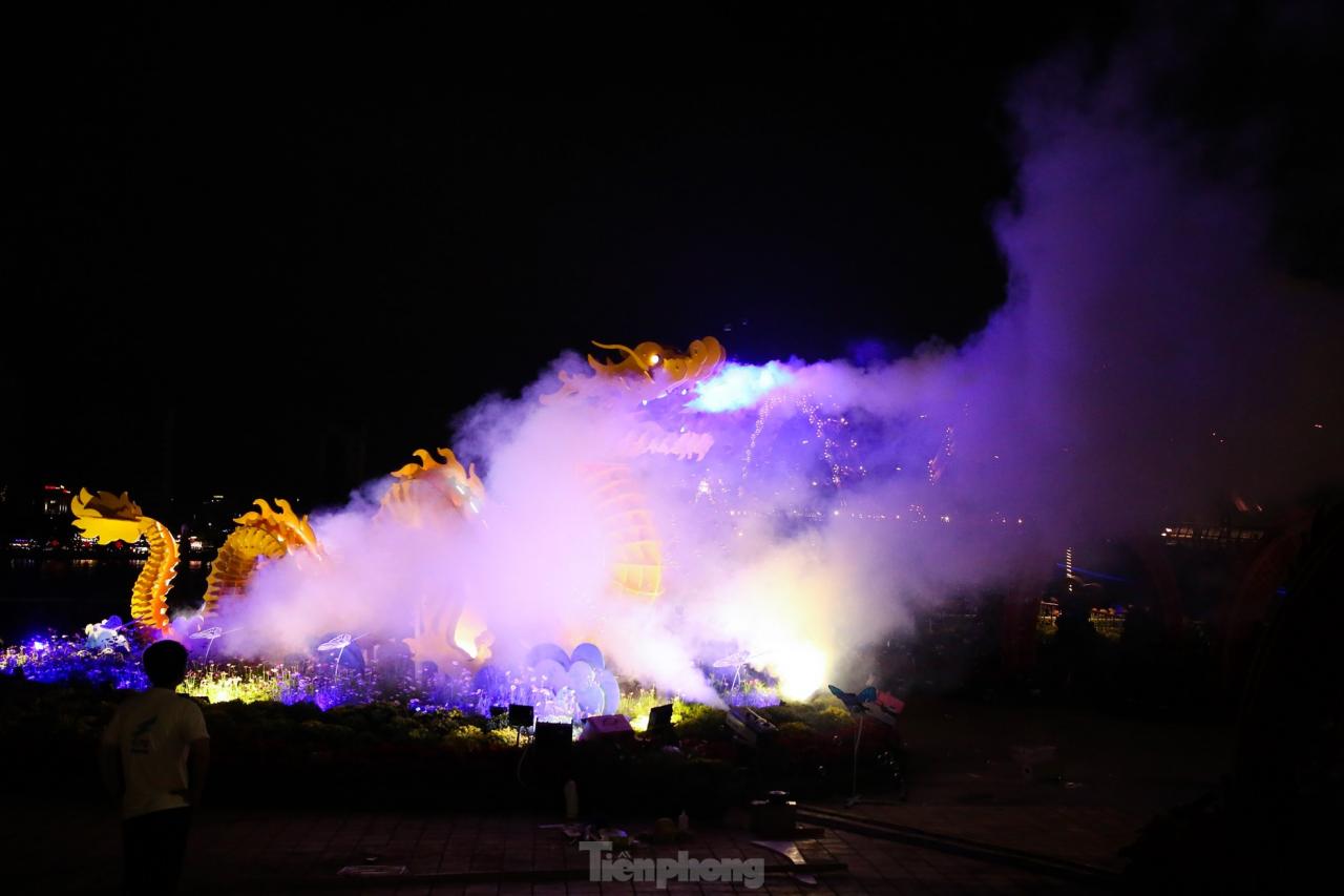 Multitudes de personas observan a la mascota del dragón de Da Nang 'rociar agua y escupir fuego' foto 9