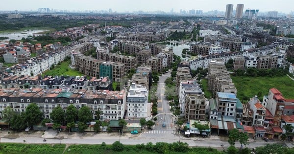 Primer plano de villas abandonadas de un billón de dólares cerca del lugar donde se celebran subastas durante toda la noche