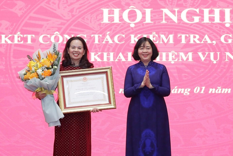 La secretaria del Comité del Partido de Hanoi, Bui Thi Minh Hoai, entregó la Medalla Laboral de Segunda Clase del Presidente a la ex jefa adjunta de la Comisión de Inspección del Comité del Partido, Nguyen Thi Huong.