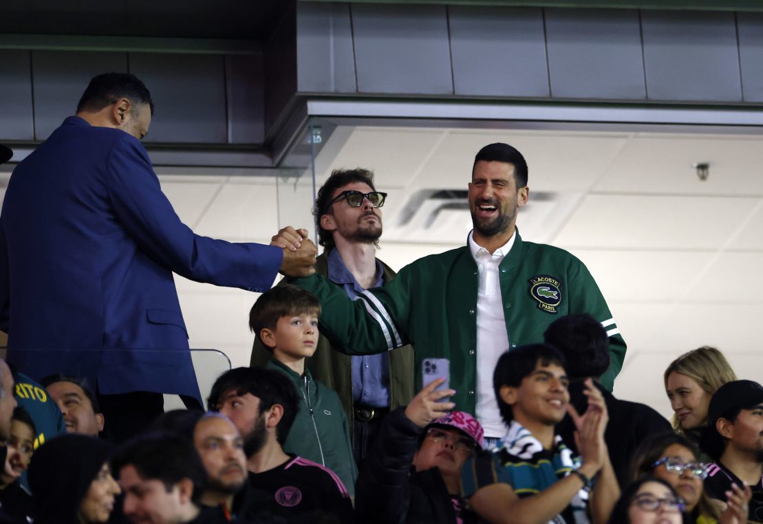 Djokovic regarde Messi jouer