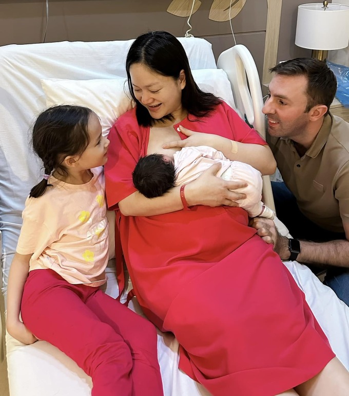 L'actrice Lan Phuong avec son mari et ses deux enfants. Photo : Personnage fourni