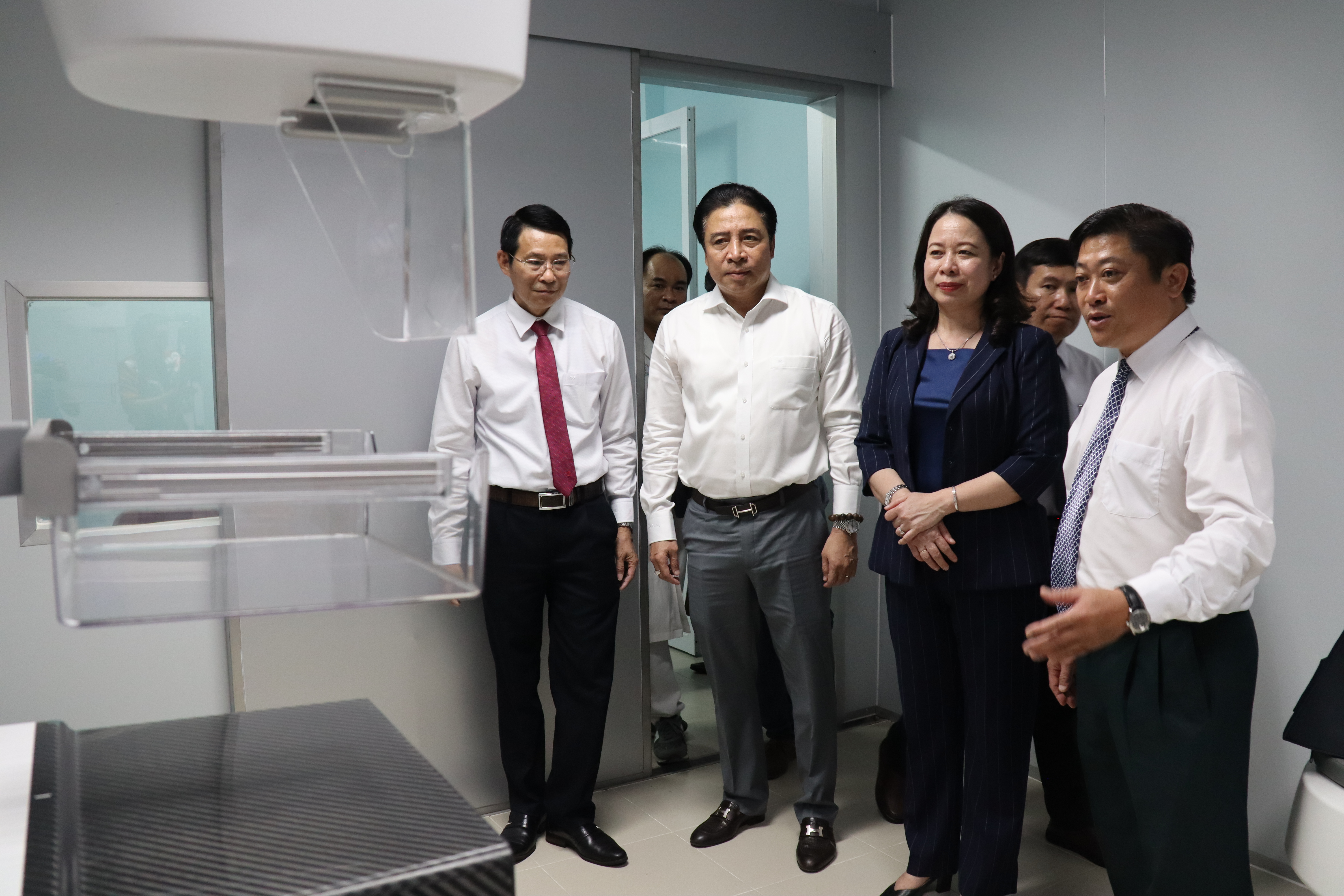 Vice President visits modern machinery system at hospital