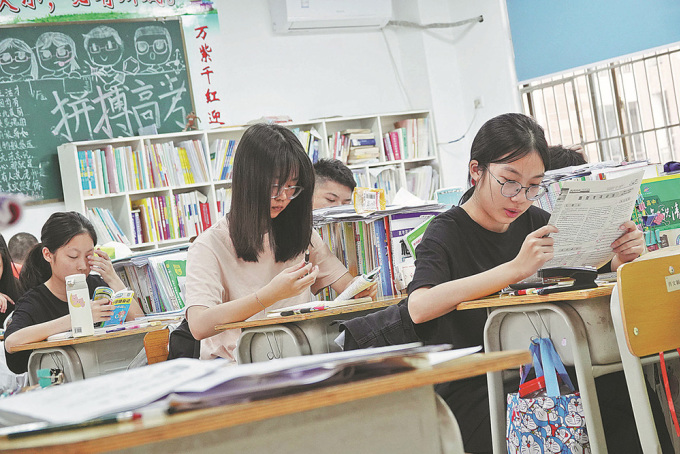 広西チワン族自治区の東蒙高校の生徒たちが高考の準備をしている。写真: 于湘泉