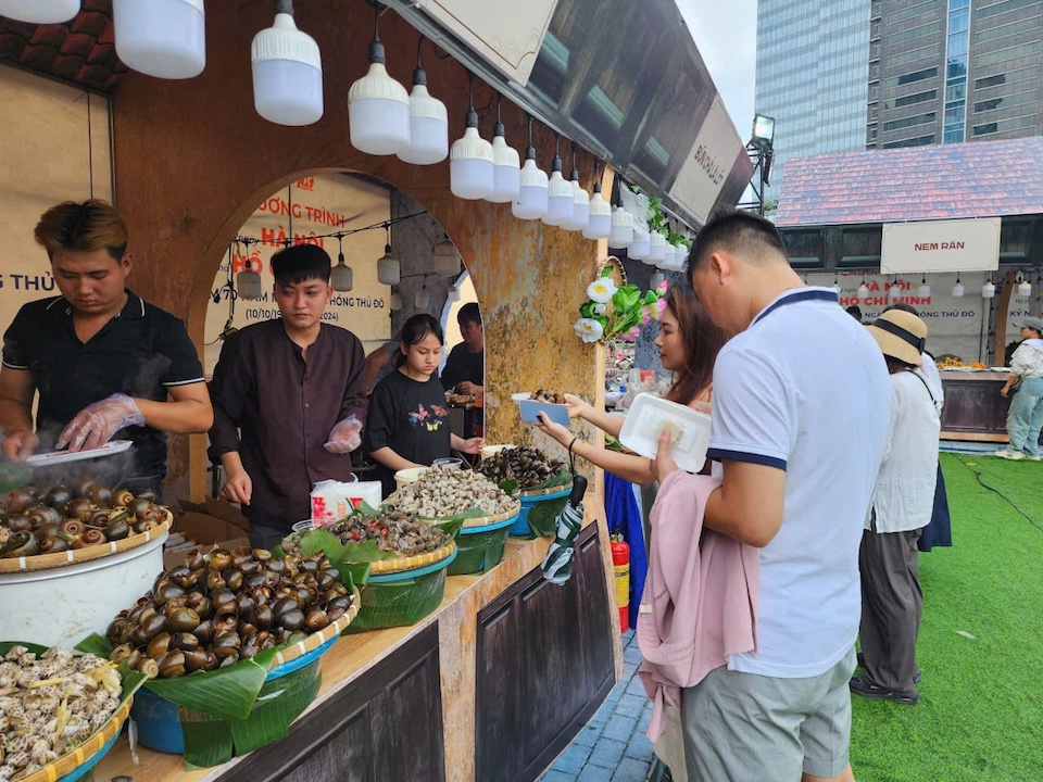 Le 24 août à midi, de nombreuses personnes à Ho Chi Minh-Ville sont venues visiter, s'amuser et déguster la cuisine de Hanoi lors de l'événement « Hanoi Days in Ho Chi Minh City ».