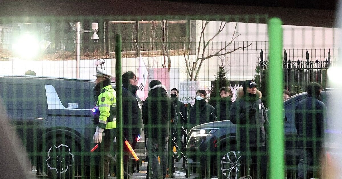 한국 수사관들이 윤석열에 대한 체포영장을 집행하기 위해 대통령궁에 도착했습니다.