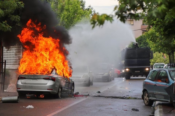 Un coche de policía arde durante los enfrentamientos entre manifestantes serbios y la policía de Kosovo en la ciudad de Zvecan el 26 de mayo. Foto: Reuters