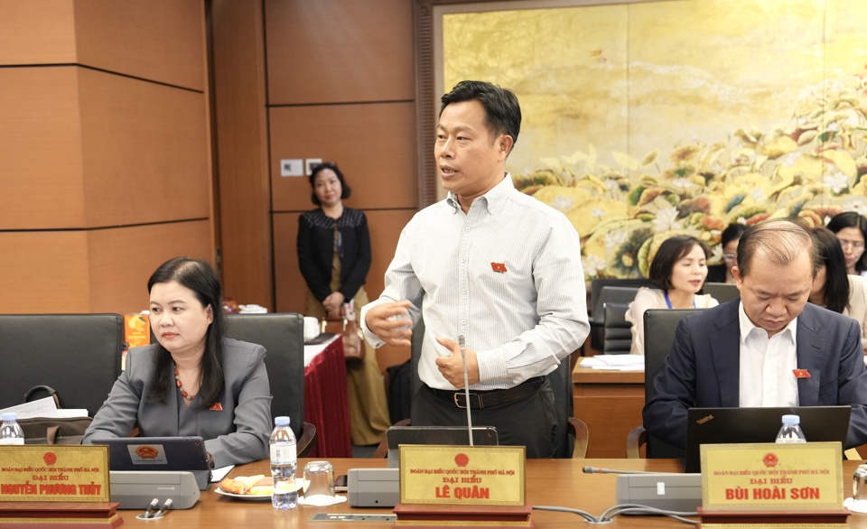 Der Delegierte der Nationalversammlung, Le Quan, spricht bei der Gruppendiskussion. Foto von : Hong Thai