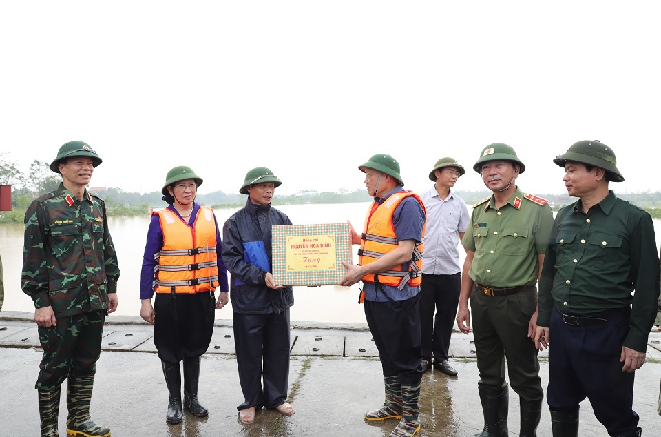 Phó Thủ tướng Thường trực Chính phủ tặng quà động viên xã Nguyên Lý, huyện Lý Nhân. Ảnh: Công an Hà Nam.