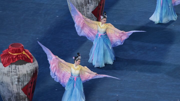 Audiences at the stadium enjoyed a full range of artistic performances before the opening ceremony.