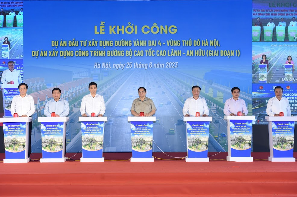 Thủ tướng: Phải 'vượt nắng thắng mưa, thực hiện 3 ca 4 kíp' triển khai đường Vành đai 4 - Vùng Thủ đô Hà Nội - Ảnh 2.