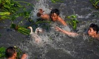 Hundreds of people compete in 'wading across the river to catch ducks'