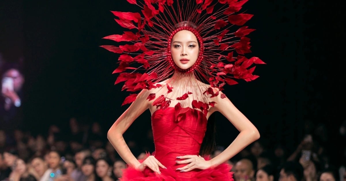 Mademoiselle Bao Ngoc se transforme en une fleur brillante sur le podium