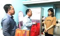 Workers staying in Phu Hoa ward, Thu Dau Mot city received gifts. Photo: H.C