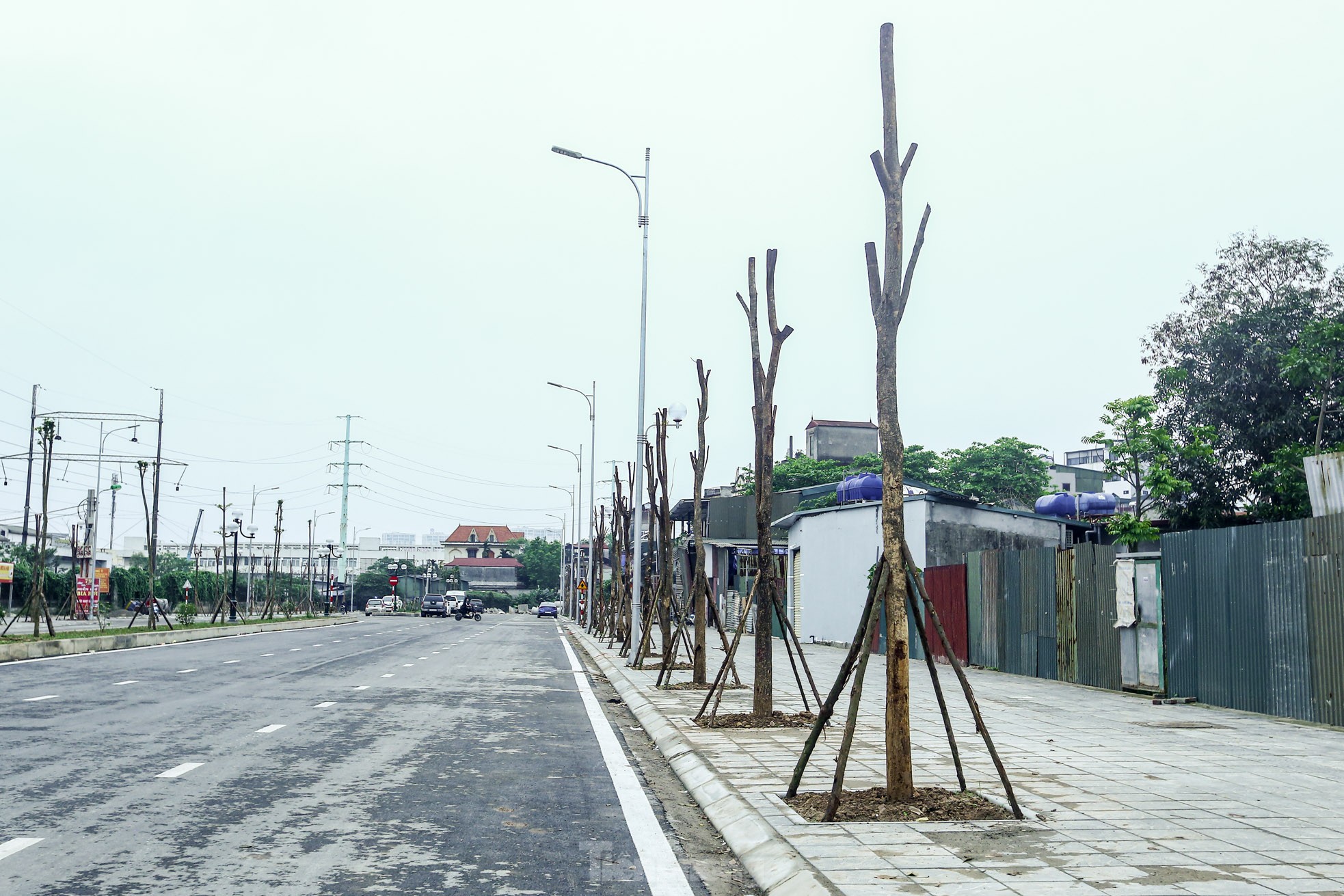 Primer plano de la carretera de 250 mil millones de VND que conecta dos distritos y que aún no está terminada después de muchos años de construcción, foto 4