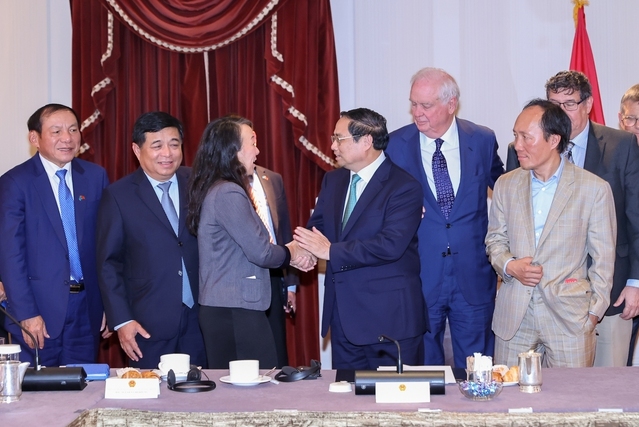 The Prime Minister thanked the opinions of professors, economic experts, and researchers at the seminar. Photo: Nhat Bac