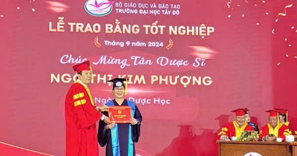 Người phụ nữ U.60 nhận bằng tốt nghiệp đại học loại giỏi toàn khóa