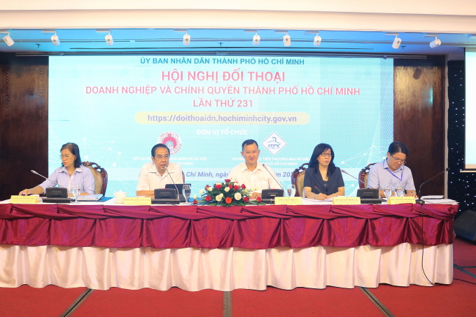 Mr. Nguyen Van Lam (second from left) and representatives of the Department of Labor, War Invalids and Social Affairs of Ho Chi Minh City, answered questions from businesses. Photo: ITPC