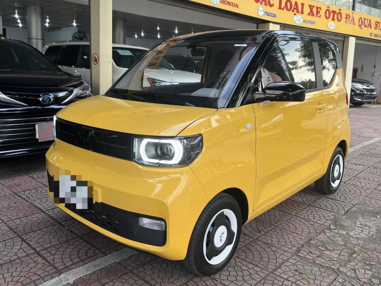 Wuling hat den Listenpreis des Elektrofahrzeugs Wuling Hongguang auf dem vietnamesischen Markt offiziell bekannt gegeben. Mit einem Mindeststartpreis von 239 Millionen VND und einem Höchstpreis von 282 Millionen VND ist Wuling Hongguang derzeit das preisgünstigste Automodell auf dem vietnamesischen Automarkt. Das Auto hat die Abmessungen Länge x Breite x Höhe von 2.921 x 1.499 x 1.626 mm und wird mit 2 Batterieoptionen für eine maximale Reichweite von bis zu 170 km geliefert. Foto: Lam Anh