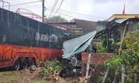 Контейнеровоз потерял управление и врезался в дом